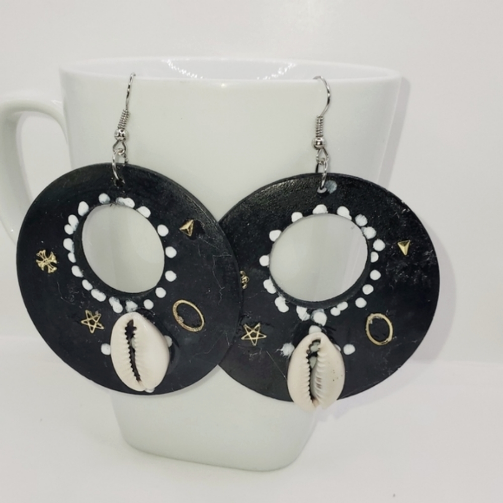 Handmade round wooden hoop earrings, round wooden and sea shell dangle earrings - Picture 6 of 6